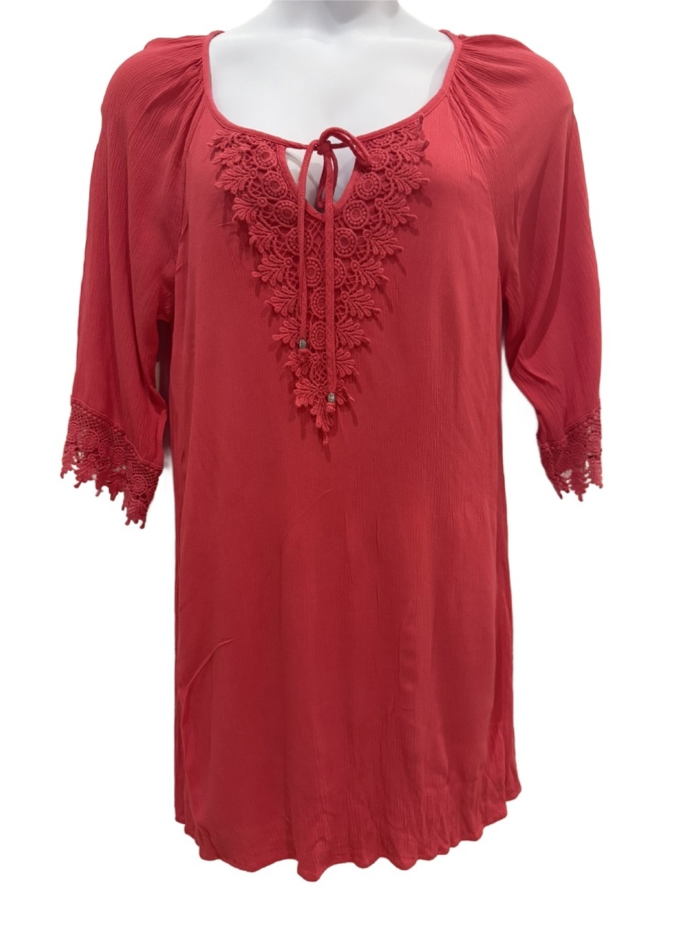 Naif Women’s Coral Lace Quarter Sleeve Dress. Large